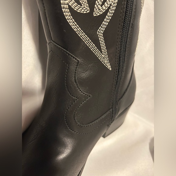 NWT Maurice’s 8.5 black embroidered cowboy boots - Picture 5 of 7